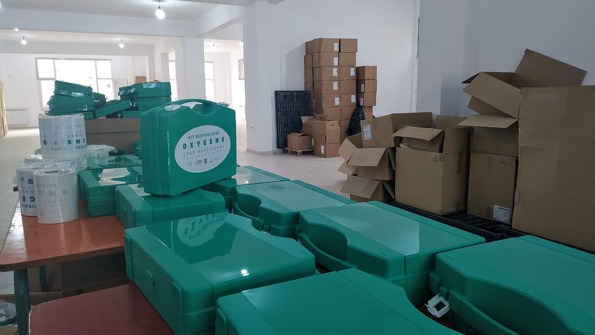 Read more about the article L’association « Algériens Solidaires » distribue 1500 Kits d’oxygénation aux hôpitaux Algériens